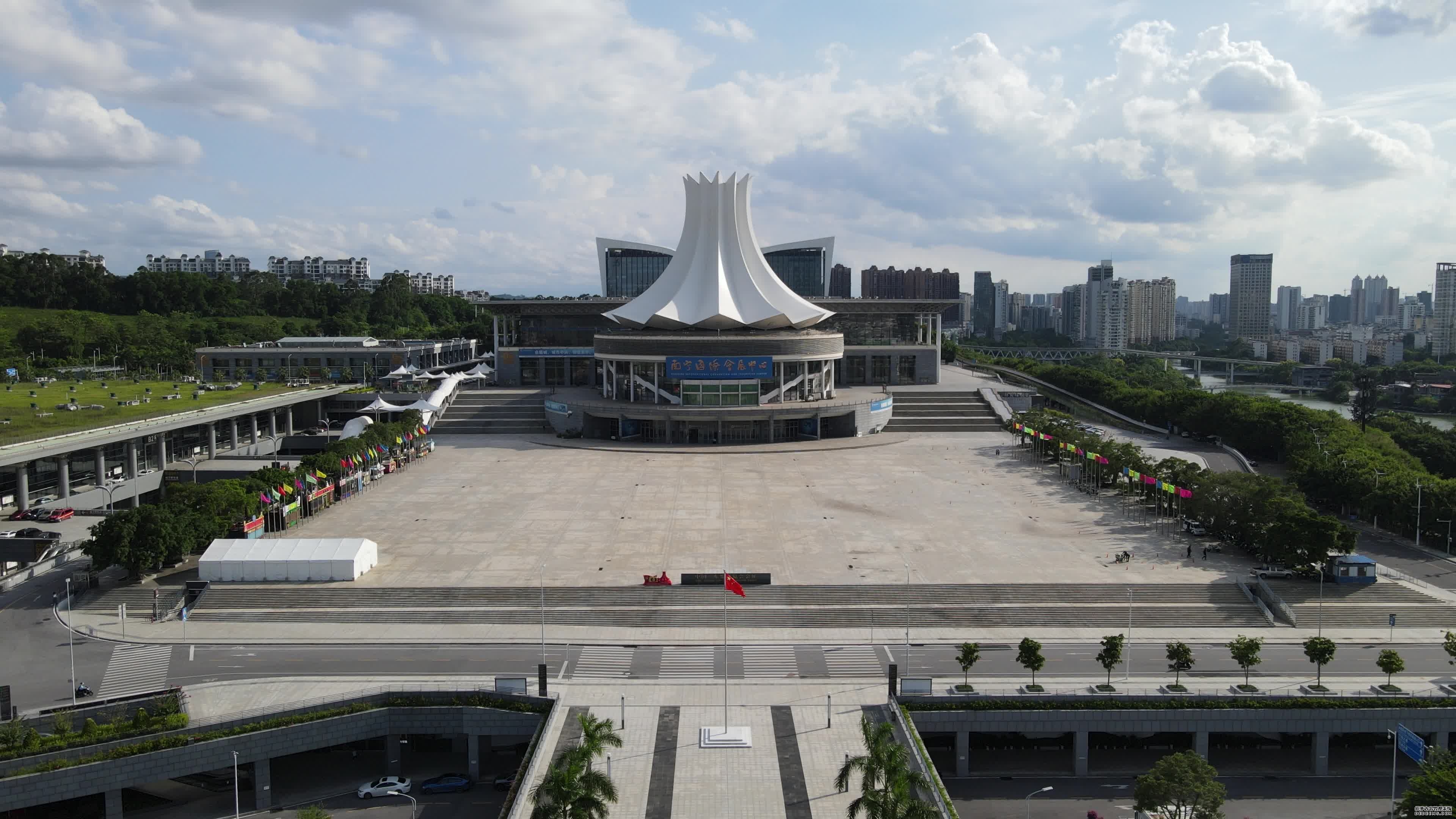 南宁夜空为周杰伦沸腾！千架无人机点亮南宁国际会展中心邀你共赴青春盛宴